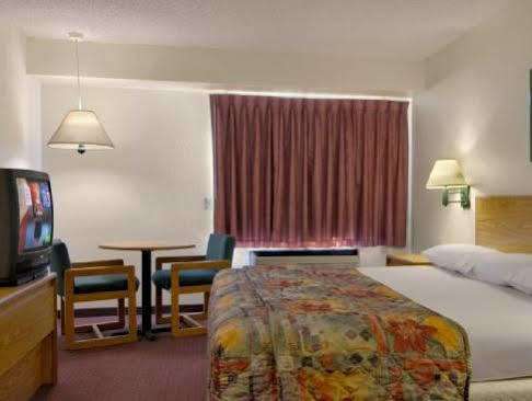 Red Roof Brookhollow Motel 2*